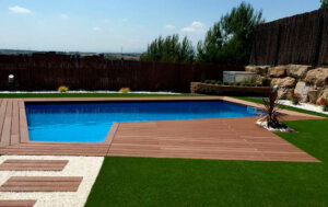 jardin con tarima y cesped artificial