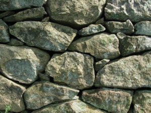 Muro de piedra en jardines con desniveles