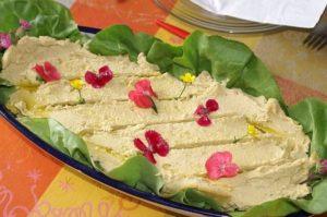 Flores comestibles en platos fuertes