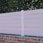 Valla PVC blanca con poste aluminio Scala cross